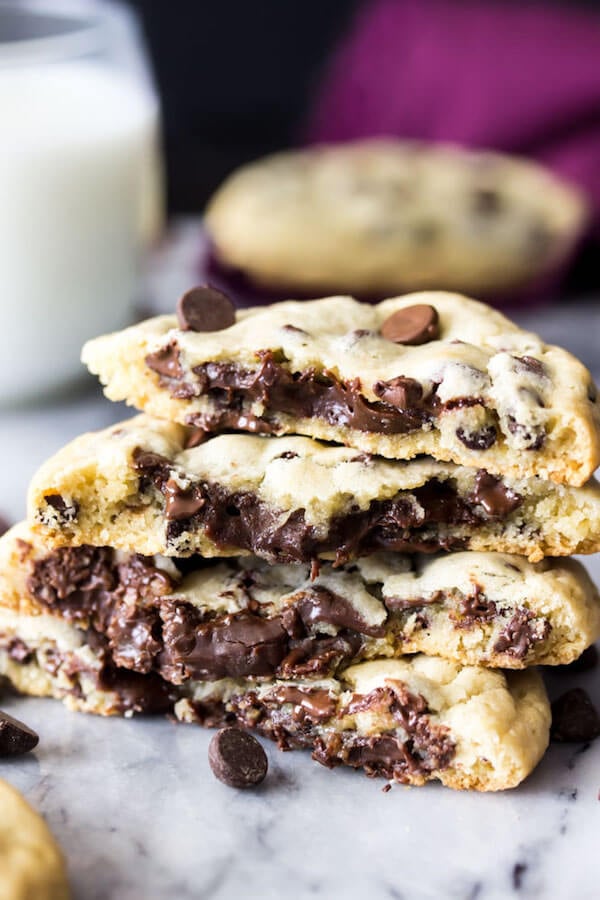 The smooth fudge in the middle of these chocolate chip cookies is a dream come true! #chocolatechipcookies #stuffedcookies #cookierecipe